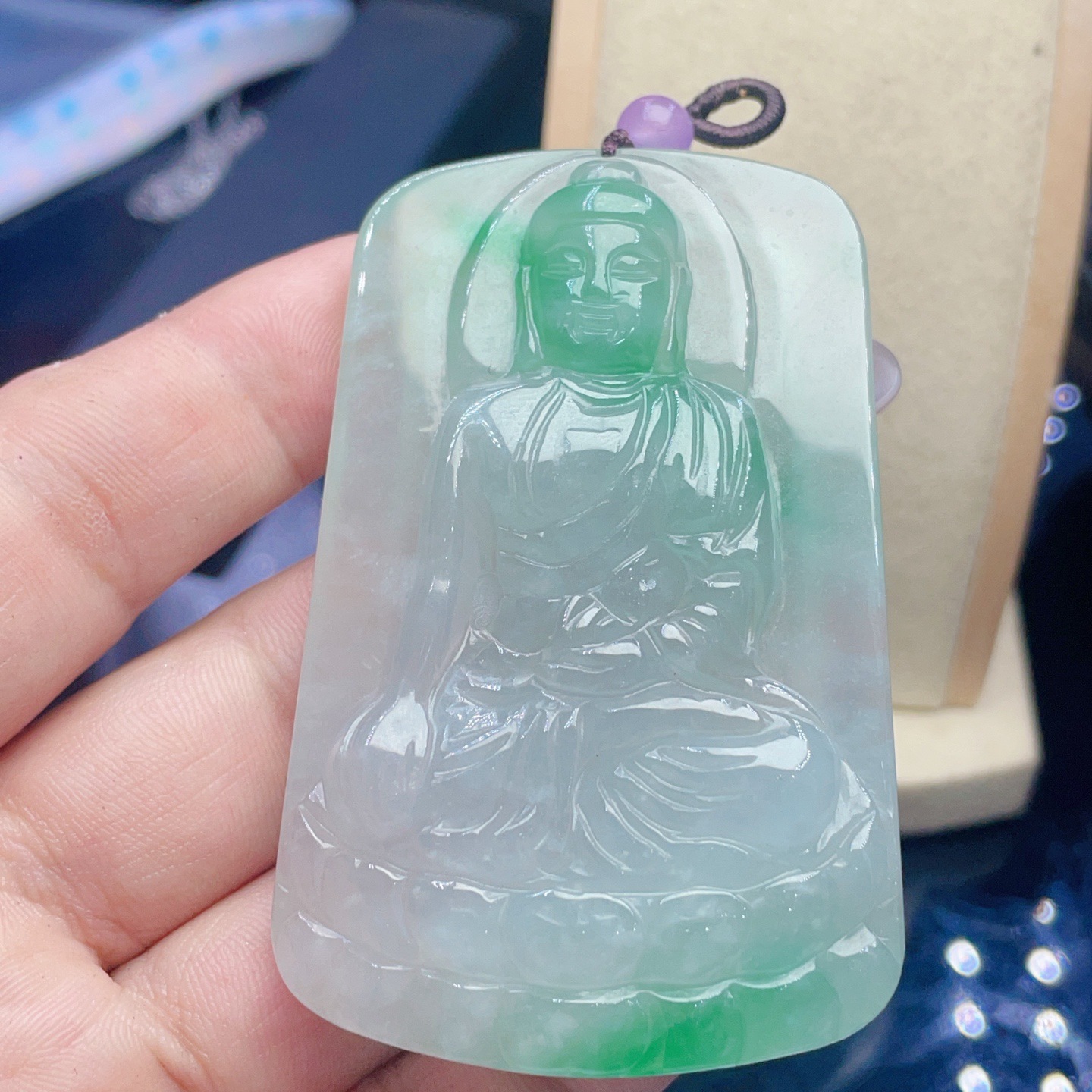 翡翠高冰飘绿大日如来菩萨牌子吊坠尺寸69.5&times;44.3&times;11.3mm